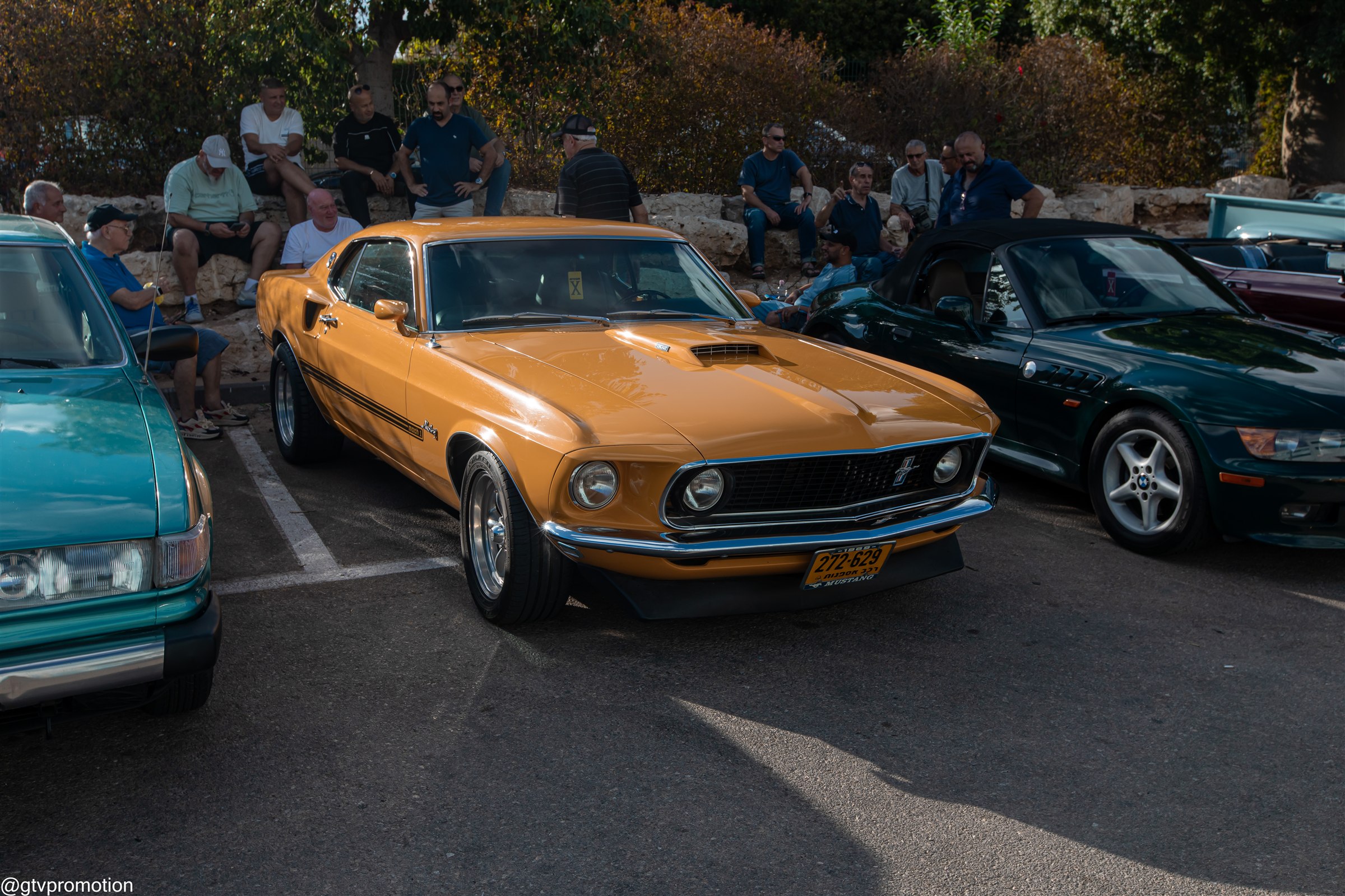 פורד מוסטנג כתומה לצד BMW Z3 במפגש הרכבים בשפיים