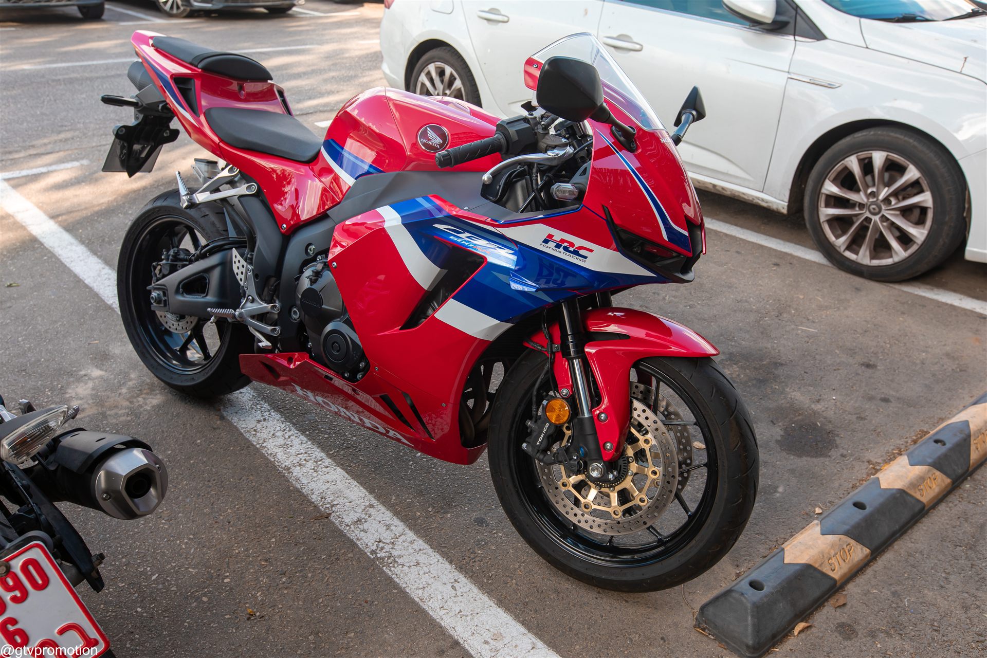 הונדה CBR600RR אדום כחול ולבן עם סימון HRC במבט קדמי אלכסוני