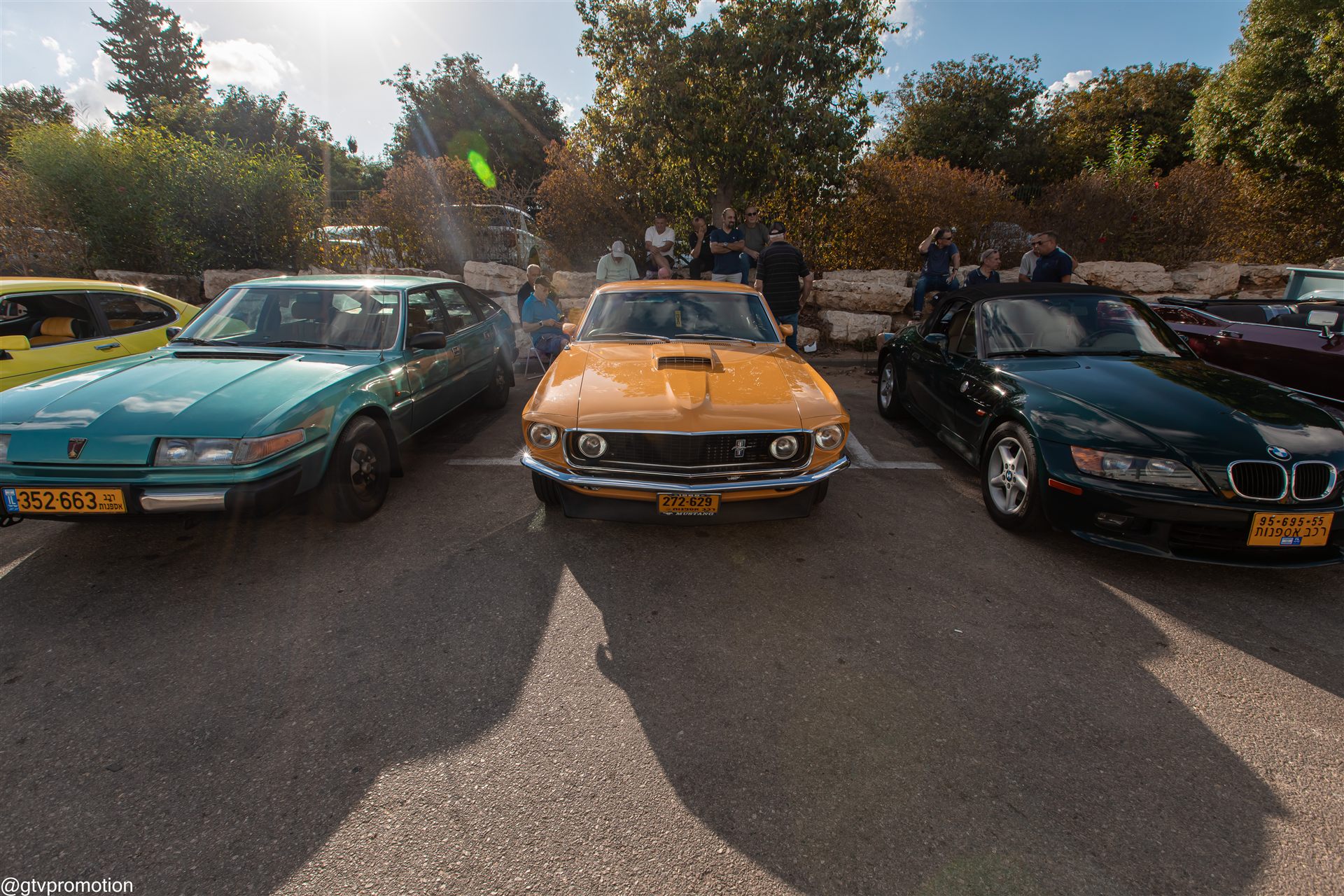רובר SD1 ירוקה, פורד מוסטנג כתומה ו־BMW Z3 כהה חונות זו לצד זו
