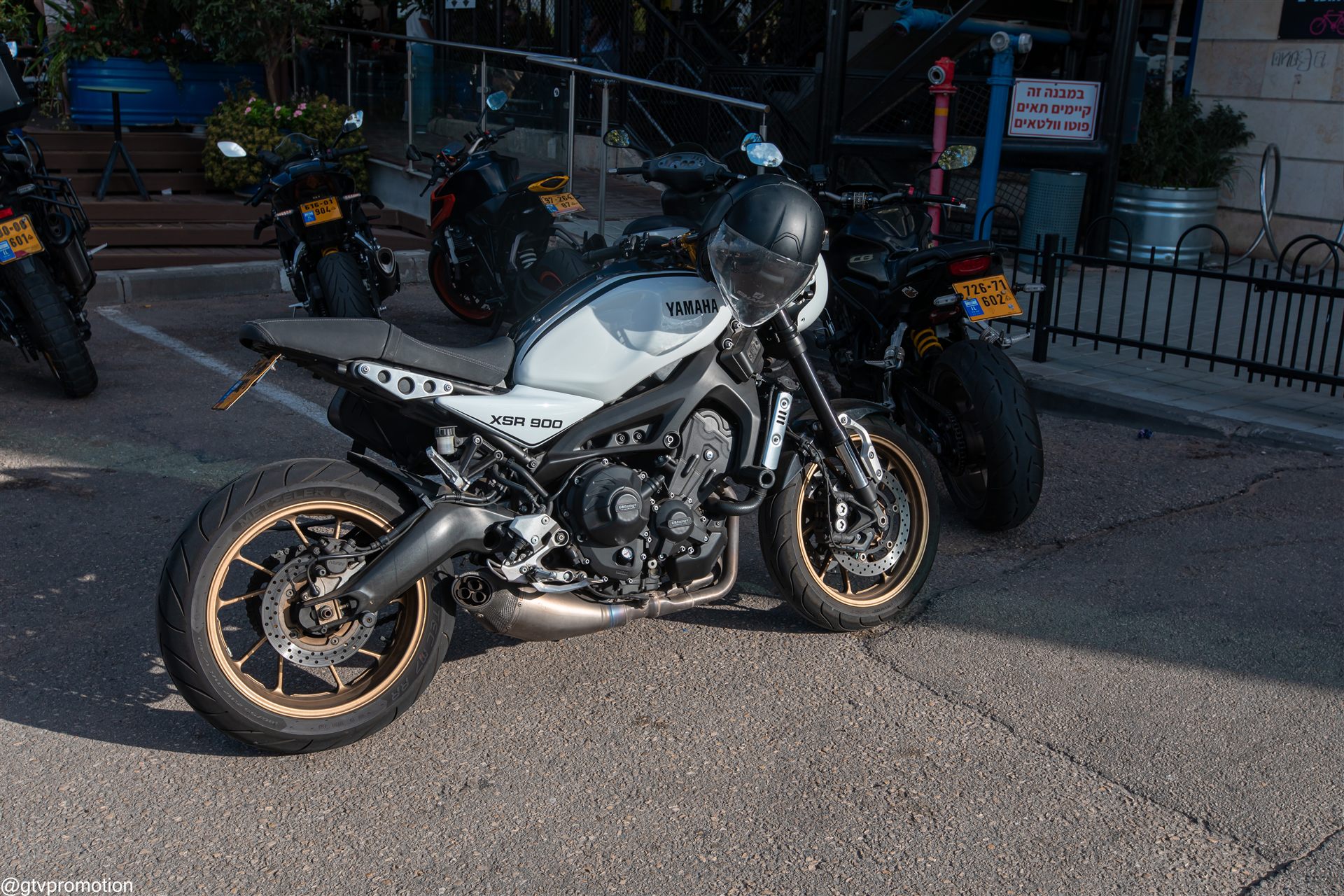 ימאהה XSR900 כסוף עם חישוקים בגוון זהב חונה בשורת אופנועים